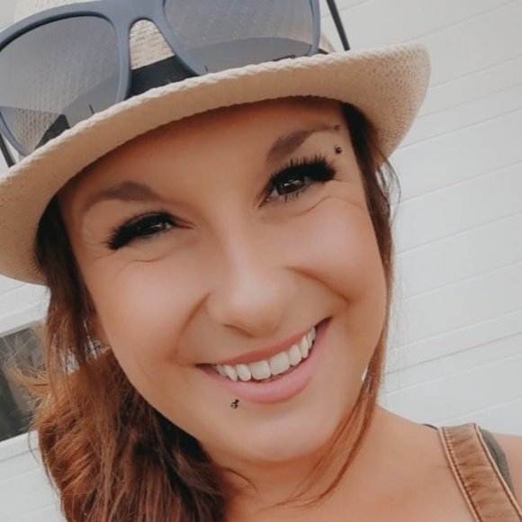 Meet your Posher, Jessica - Picture 1 of 2